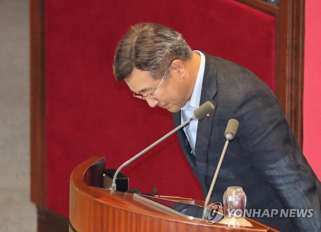 인사하는 윤호중 21대 국회 법제사법위원장