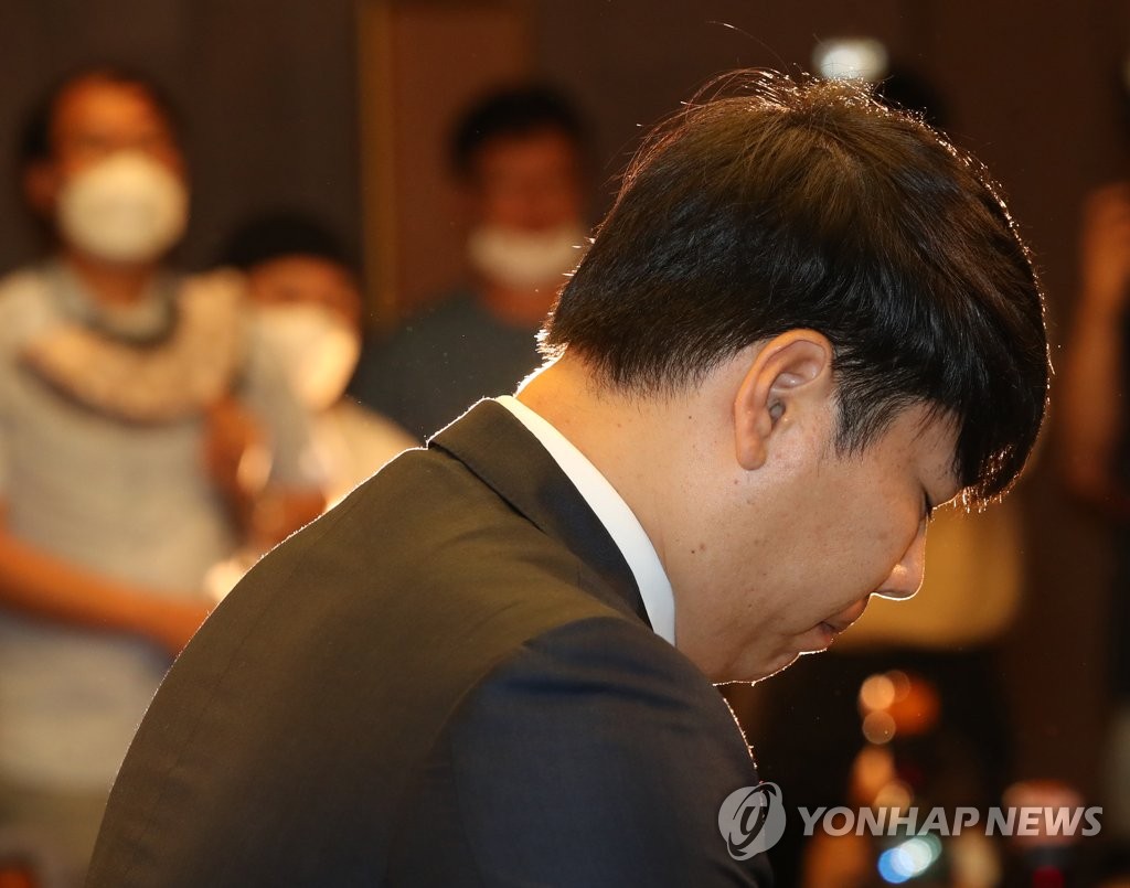 굳은 표정의 강정호
