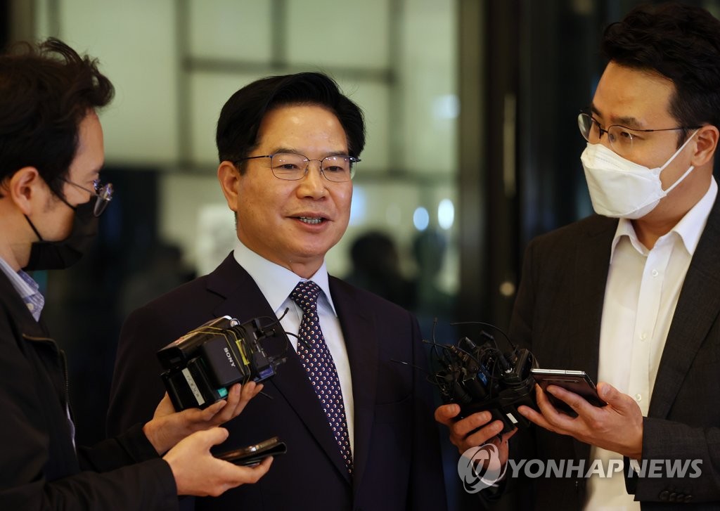 질문 답하는 김창룡 부산지방경찰청장