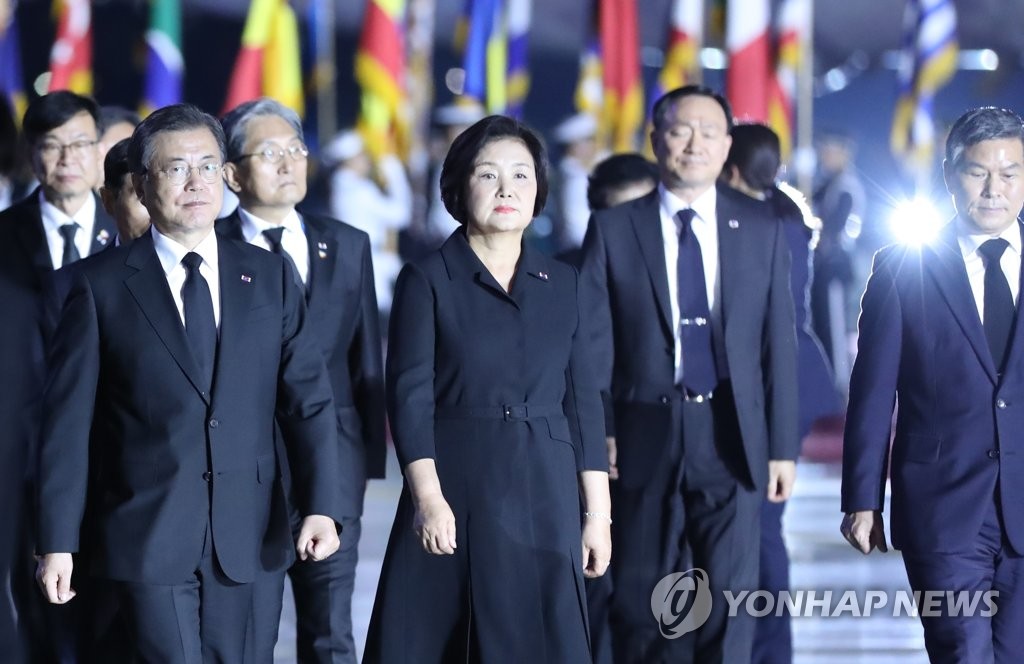 President Moon Jae-in (L) and first lady Kim Jung-sook arrive at Seoul Air Base, southeast of Seoul, on June 25, 2020 for a Korean War anniversary ceremony. (Yonhap)