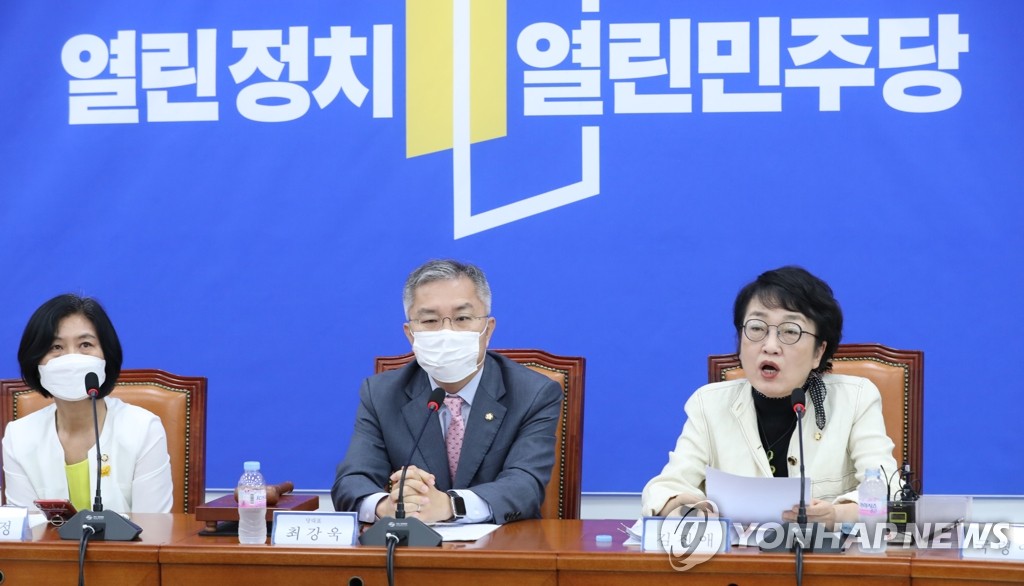 발언하는 열린민주당 김진애 원내대표