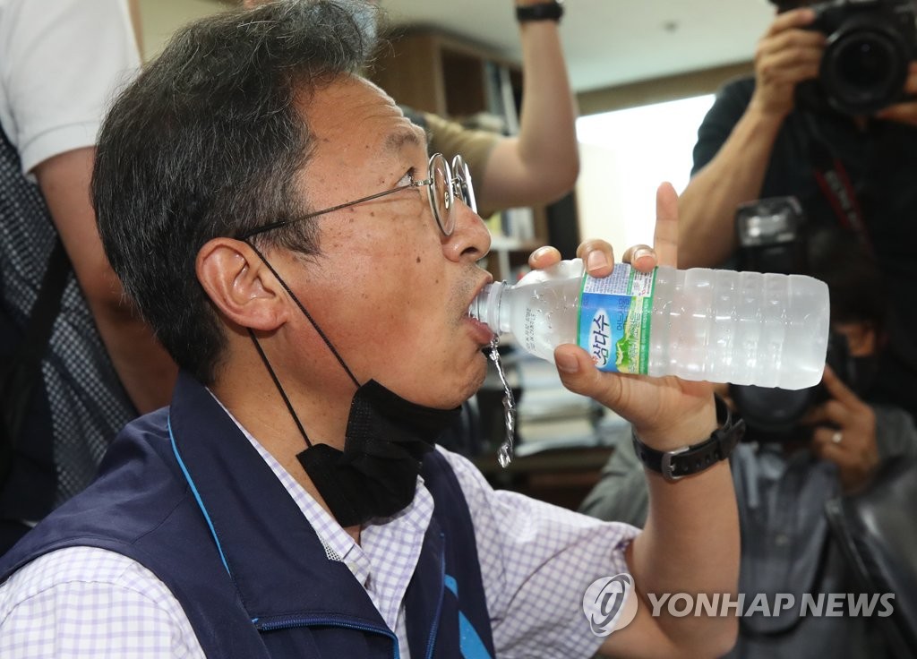 물 마시는 김명환 위원장