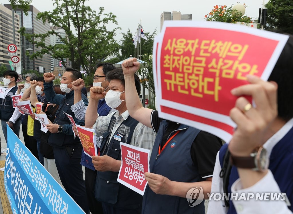 지난 1일 경영계의 최저임금 삭감안 규탄하는 근로자위원들
