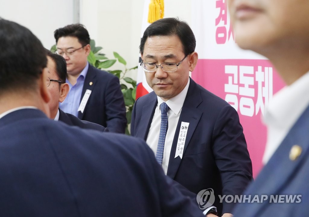 민주당 규탄 리본 단 통합당 주호영 원내대표