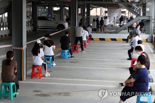 광주서 확진자 급증, 코로나 검사 긴 대기 줄