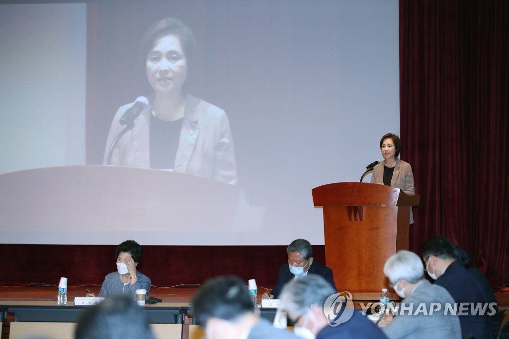 대학 총장과의 대화서 인사말하는 유은혜