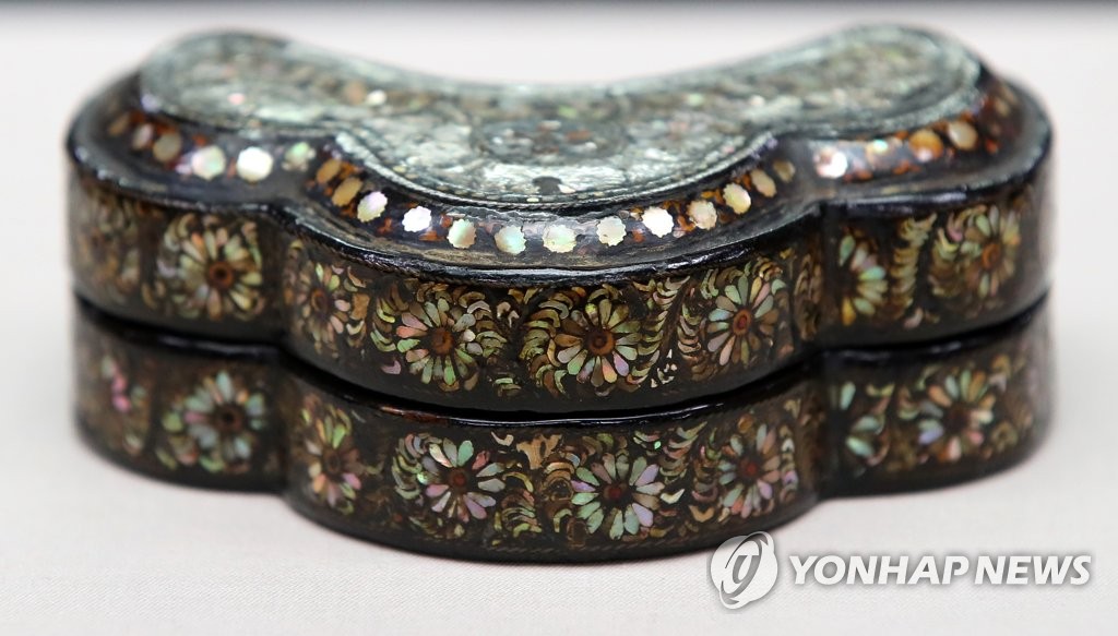 섬세함 뽐내는 나전국화넝쿨무늬합