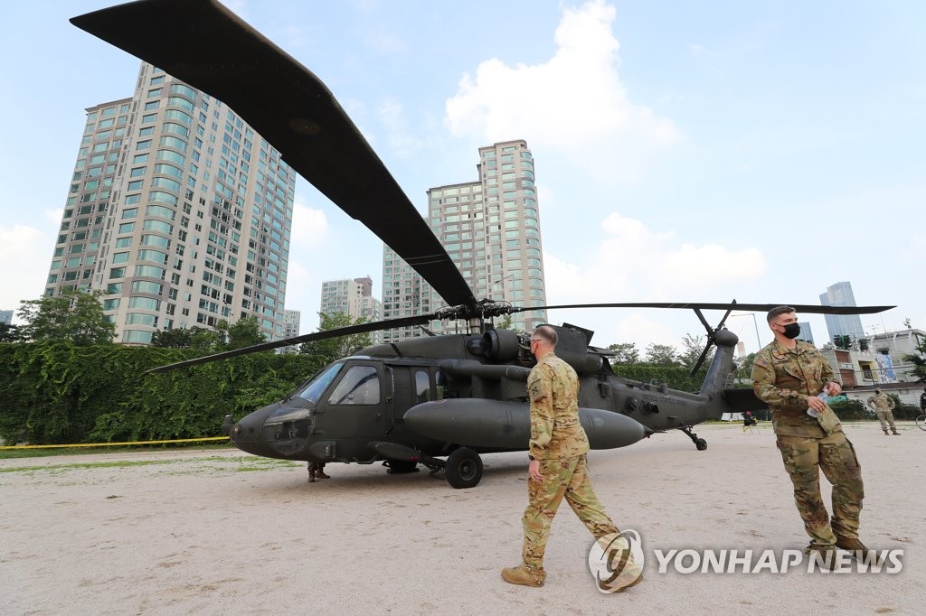 비상착륙한 헬리콥터와 미군들