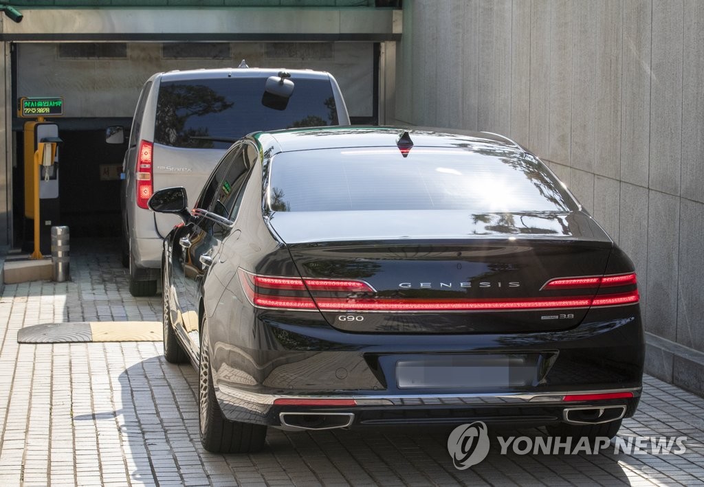 대검 들어서는 윤석열 검찰총장 차량