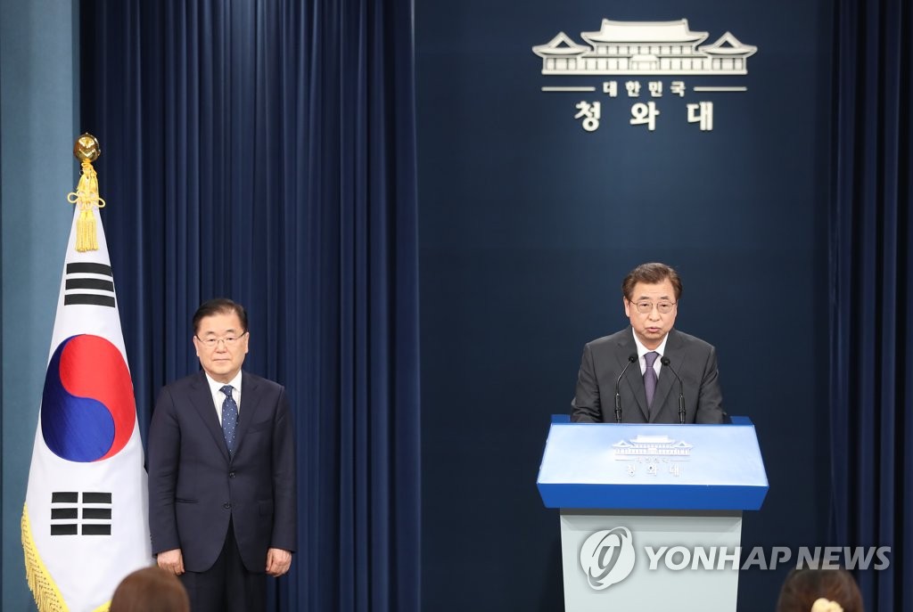 국가안보실장 넘겨받은 서훈 국정원장(오른쪽)