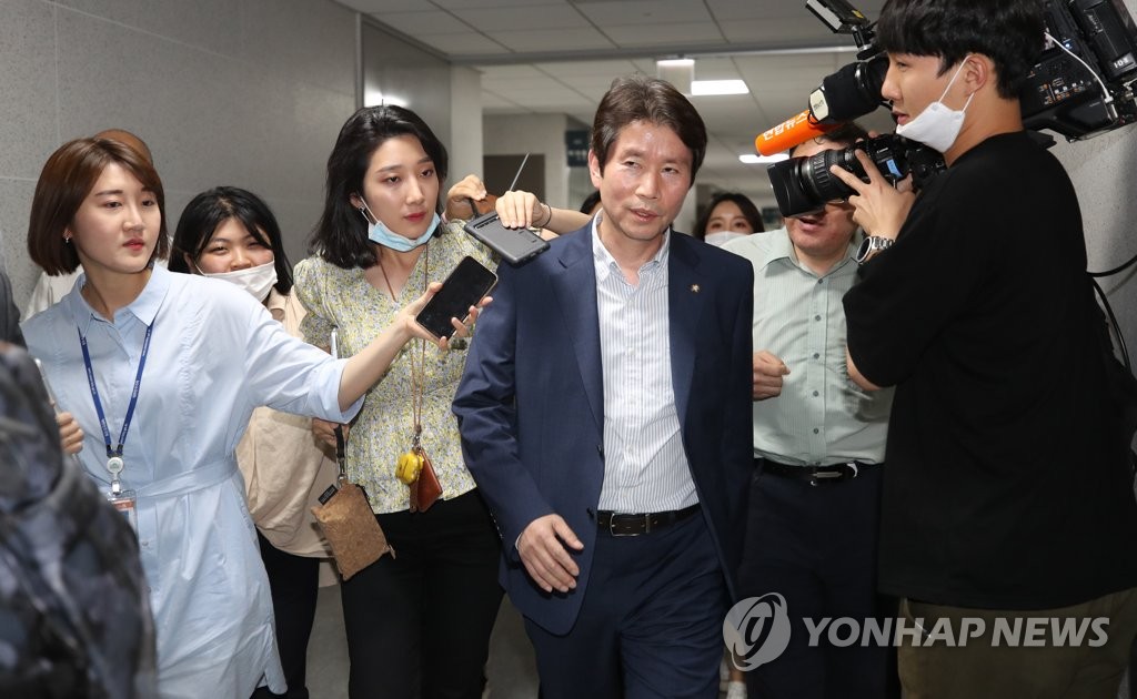 취재진에 둘러싸인 이인영