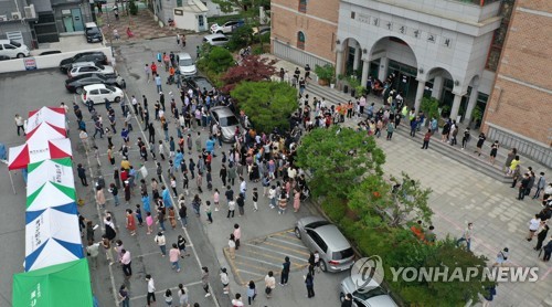 코로나 검사 기다리는 신도들