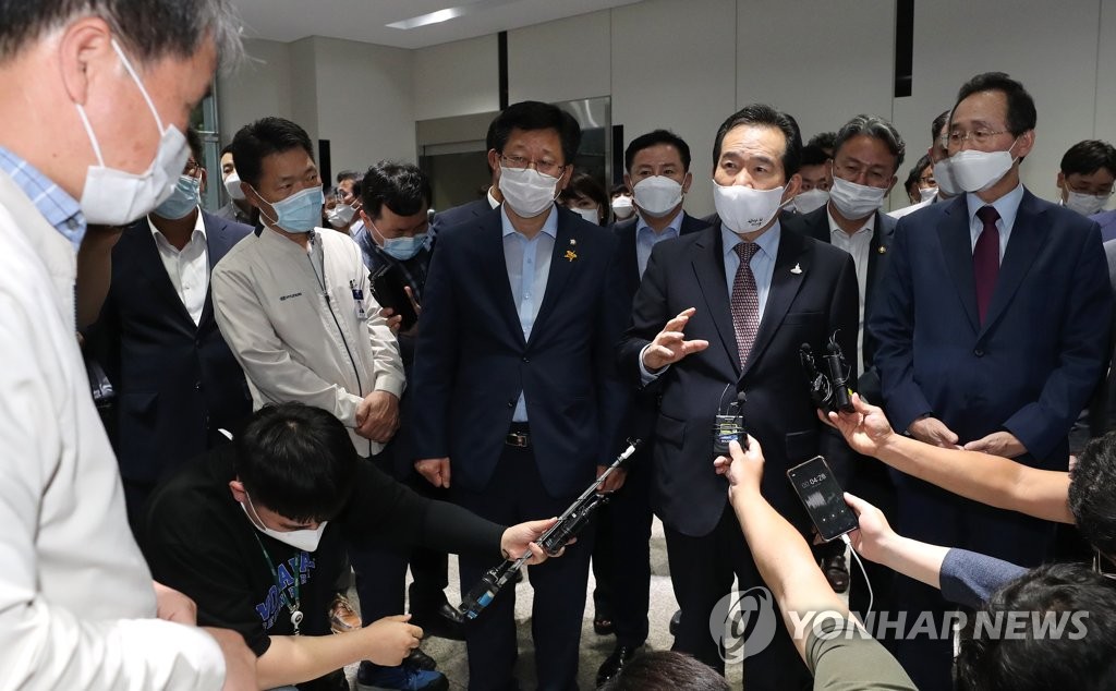 수소전기 트럭과 관련해 질문하는 정세균 총리
