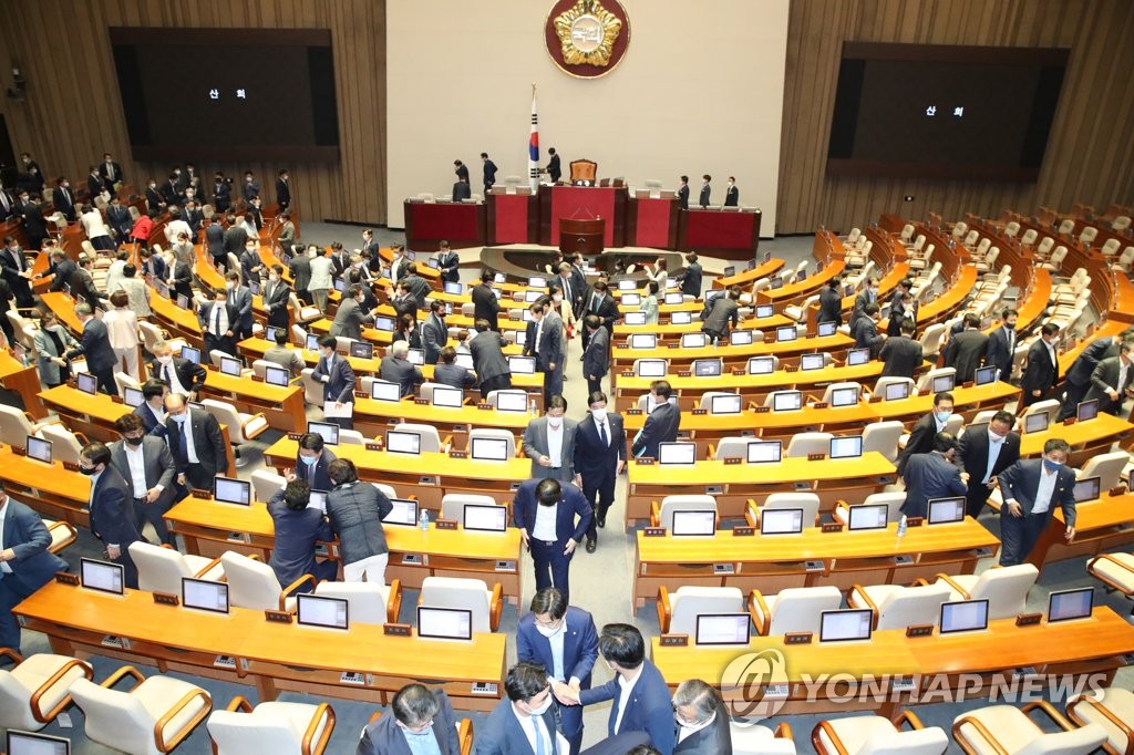 추경처리 뒤 퇴장하는 의원들