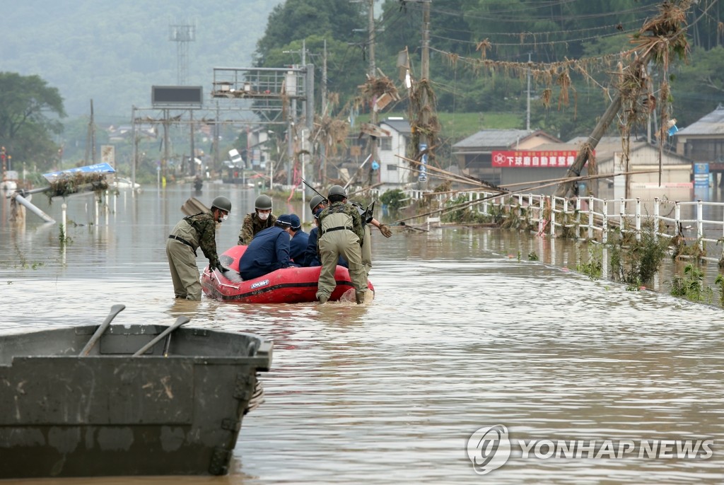 폭우로 침수된 노인요양시설 향하는 일본 구조대원들