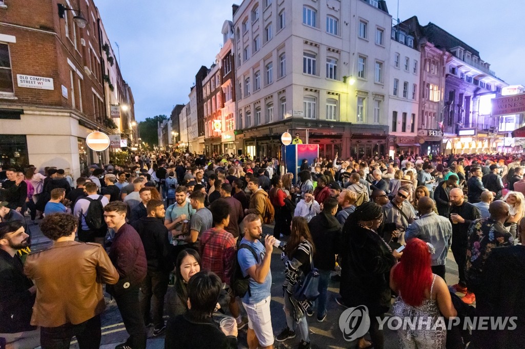 3개월만에 다시 문을 연 영국 펍과 카페