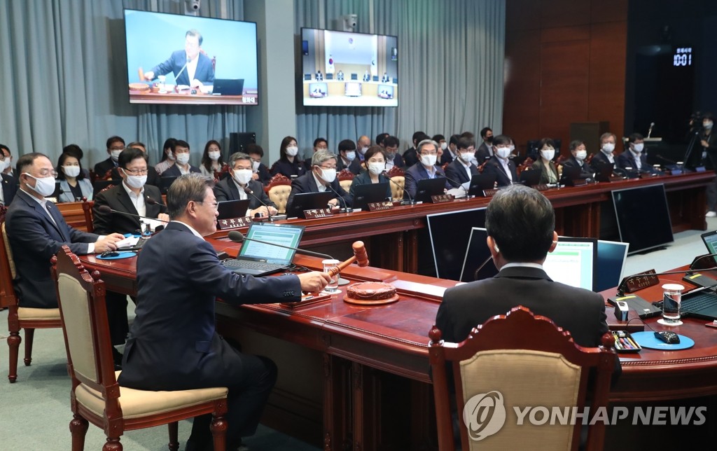의사봉 두드리는 문 대통령