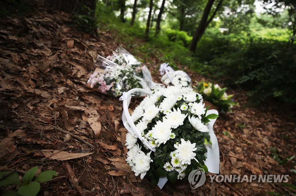 화성 실종 초등생 유류품 발견 장소에 놓인 꽃