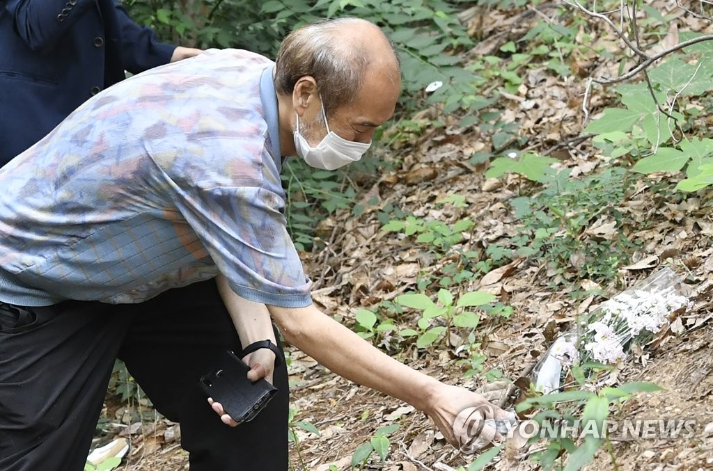 헌화하는 화성 실종 초등생 유가족