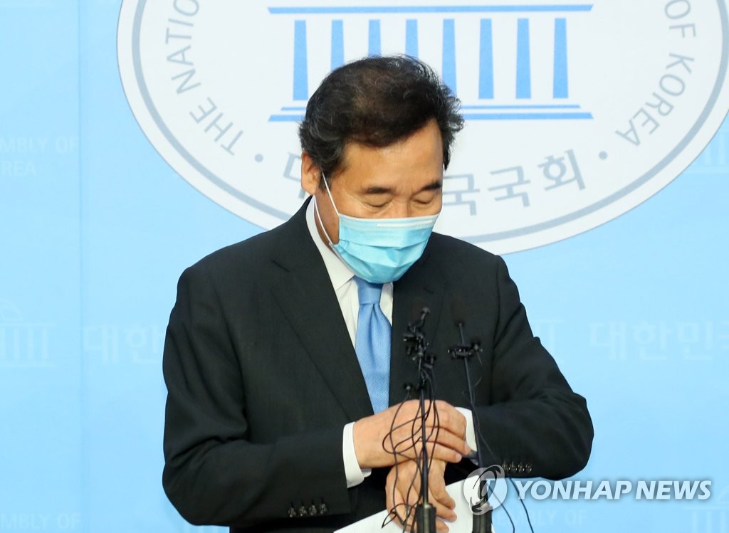 당 대표 출마 회견장 입장하는 이낙연