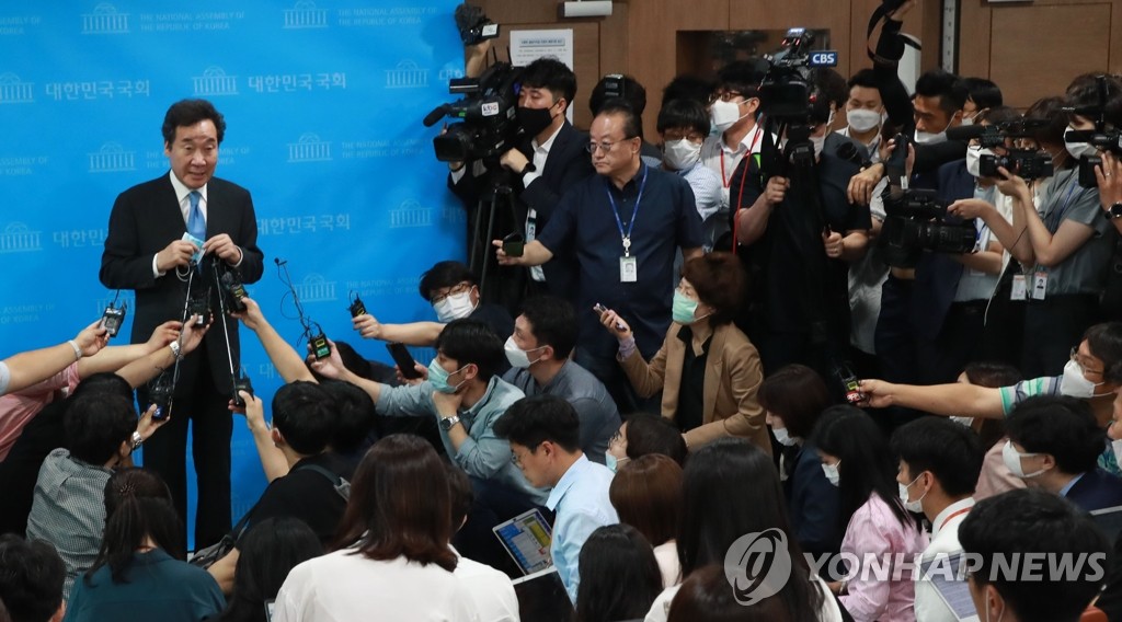 취재진 질문에 답하는 이낙연