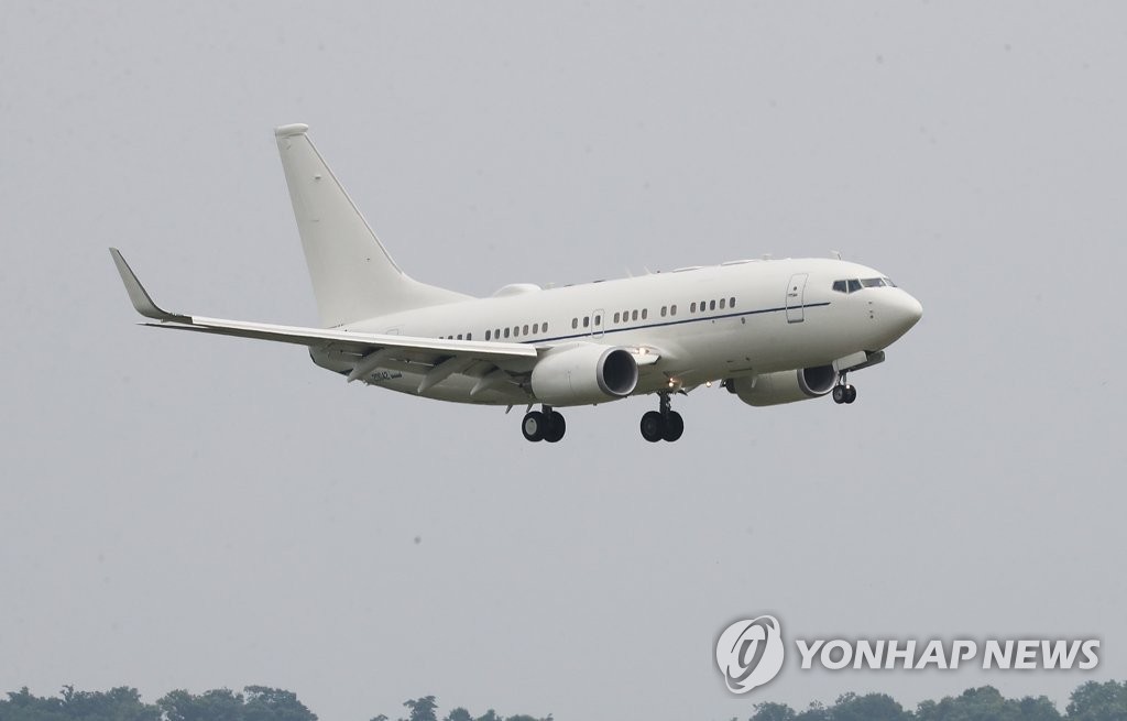 오산기지 착륙하는 비건 탑승 추정 비행기