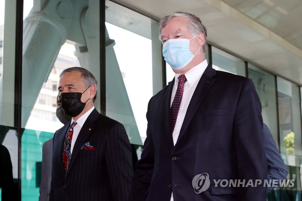 외교부 향하는 비건