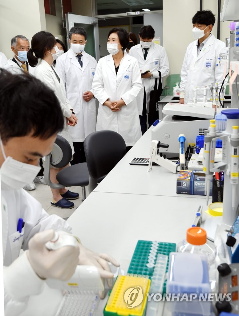실험실 방문한 김정숙 여사