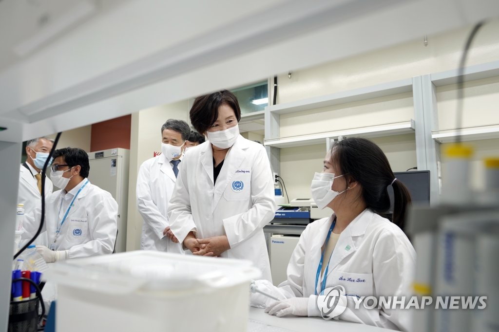 백신연구소 실험실 방문한 김정숙 여사