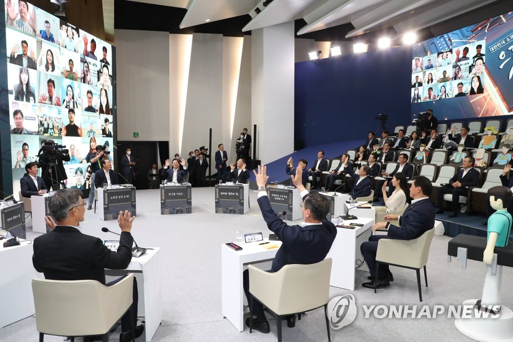 연구원들에게 인사하는 문 대통령
