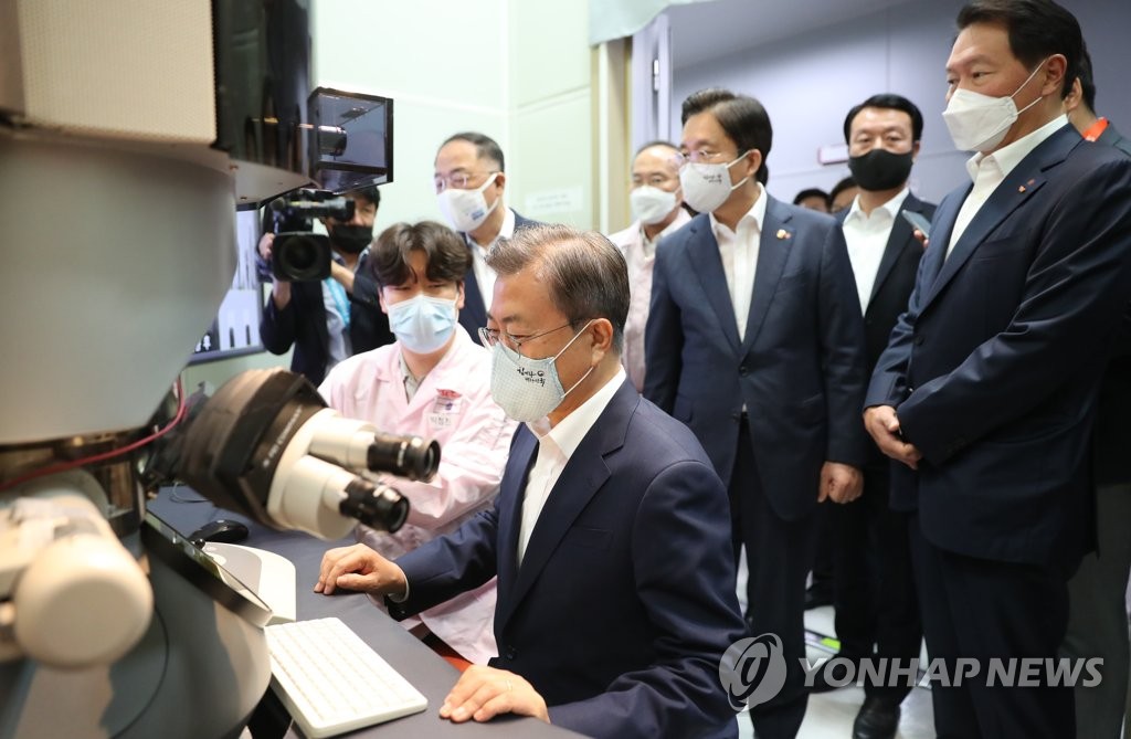 문대통령 "소부장 2.0으로 도약…일본과 다른 길 걷겠다"
