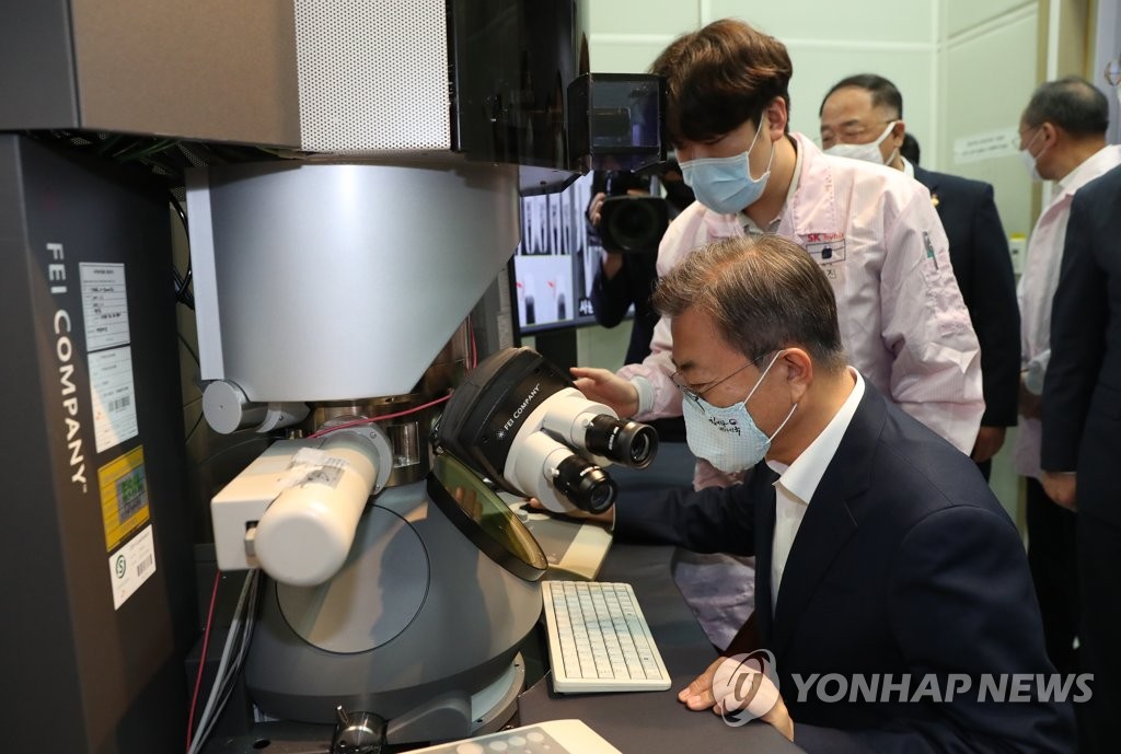 文大統領 半導体生産現場を視察 文大統領 半導体生産現場を視察