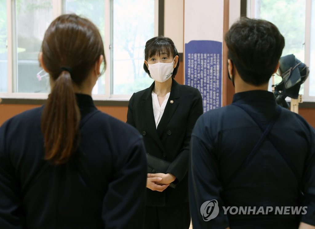 경주시 여자검도팀 격려하는 최윤희 제2차관