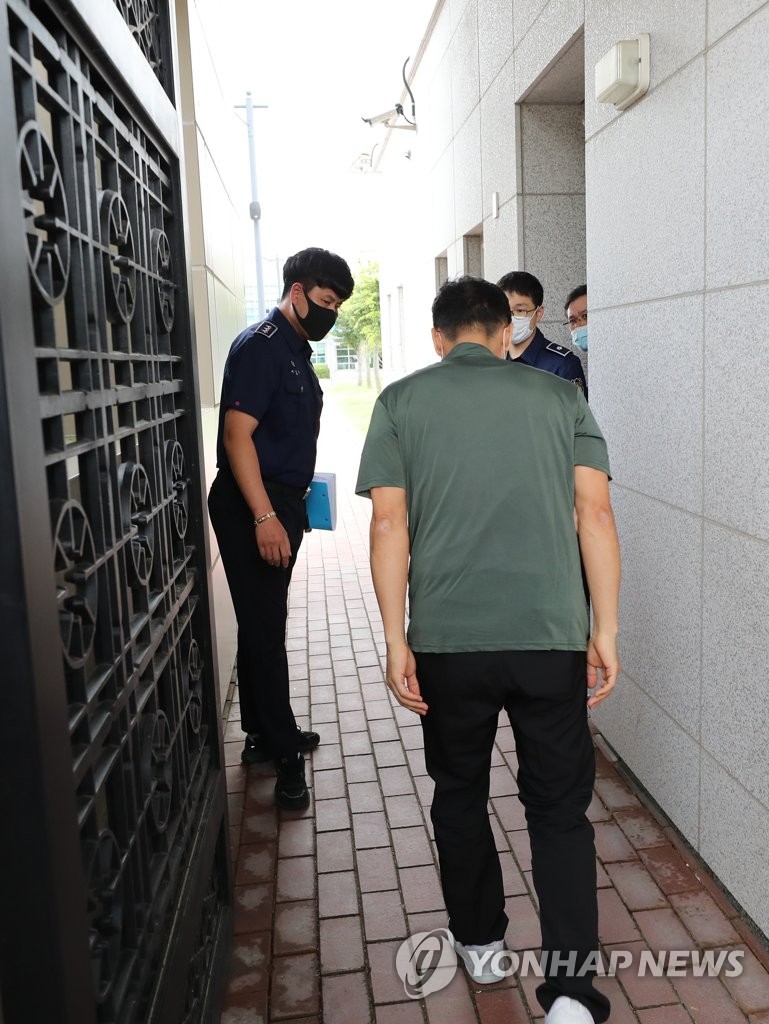 안희정 '철문 안으로'