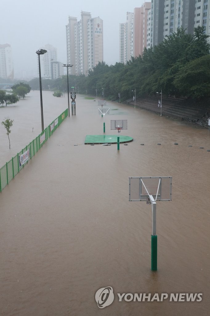 Torrential rains hit Busan Torrential rains hit Busan