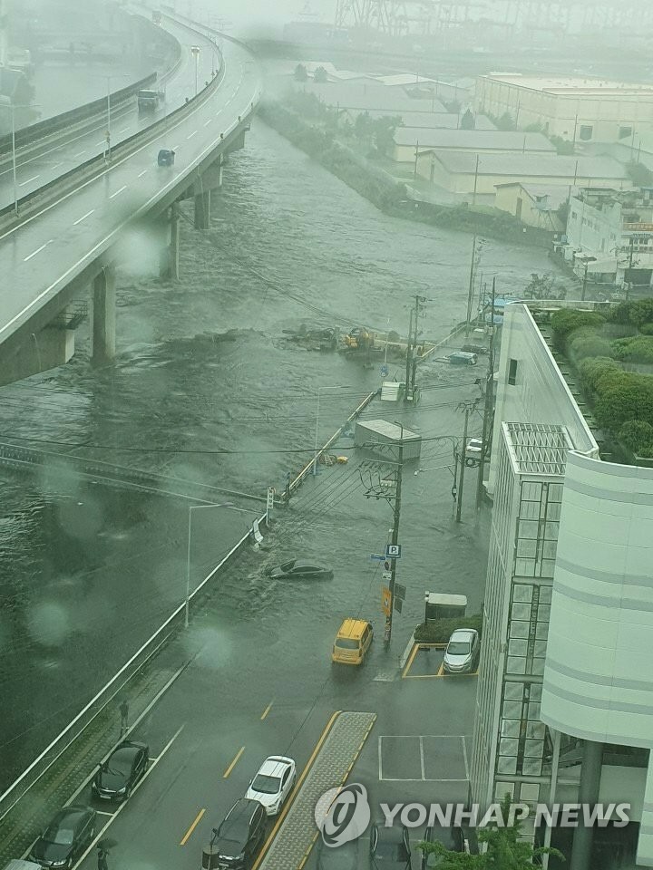 물 넘친 부산 동천…침수 차량 속출