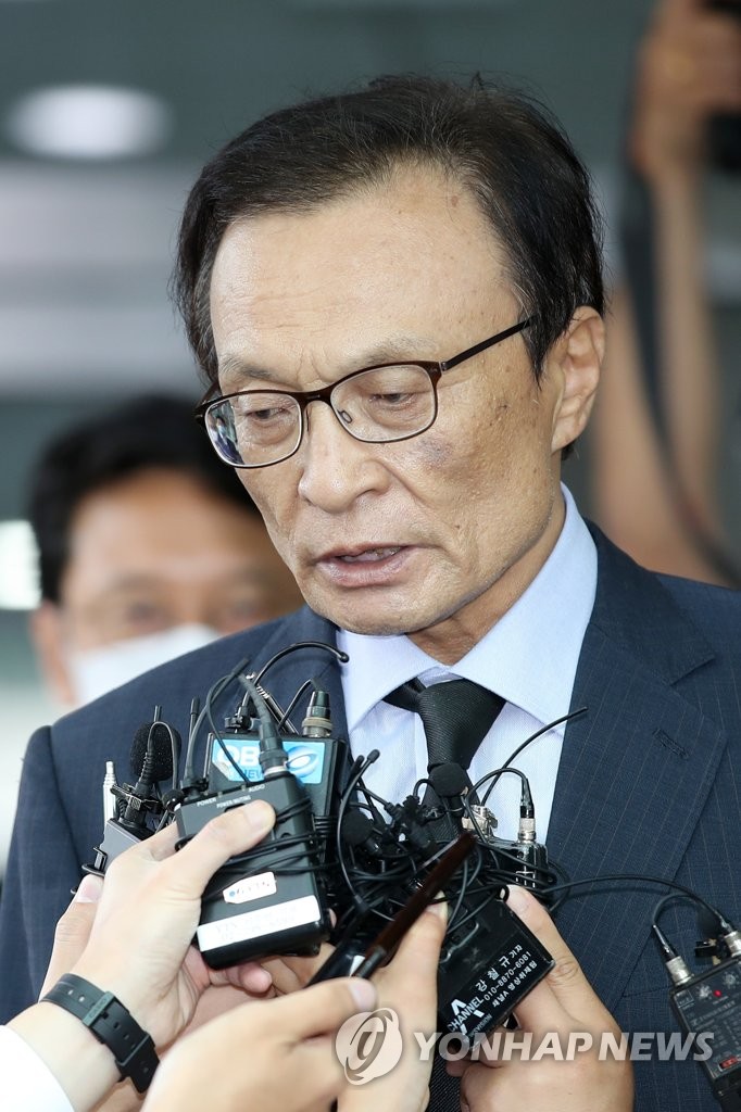 Lee Hae-chan, head of the ruling Democratic Party, frowns at reporters' questions about sexual harassment allegations involving Seoul Mayor Park Won-soon after offering his condolences at Seoul National University Hospital on July 10, 2020. Park was found dead at a mountain in Seoul earlier in the day amid allegations filed by his former female secretary against him. (Yonhap)