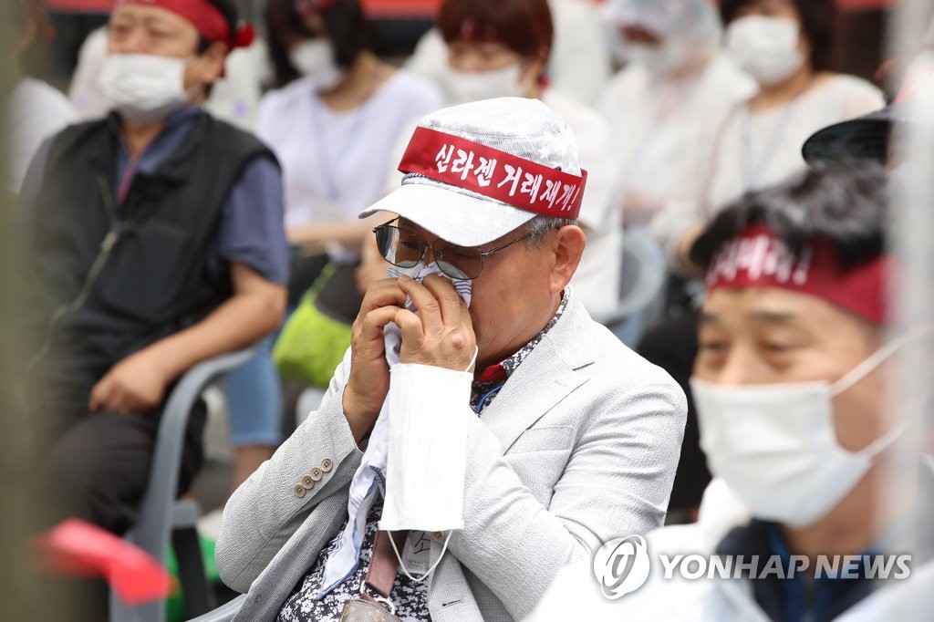 눈물 훔치는 신라젠 주주