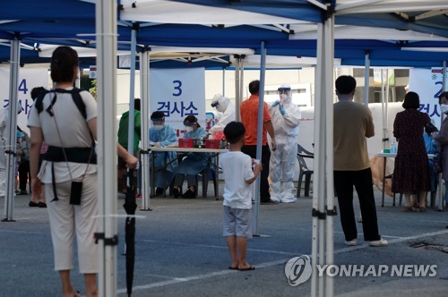 코로나19 검사 받는 자가격리자