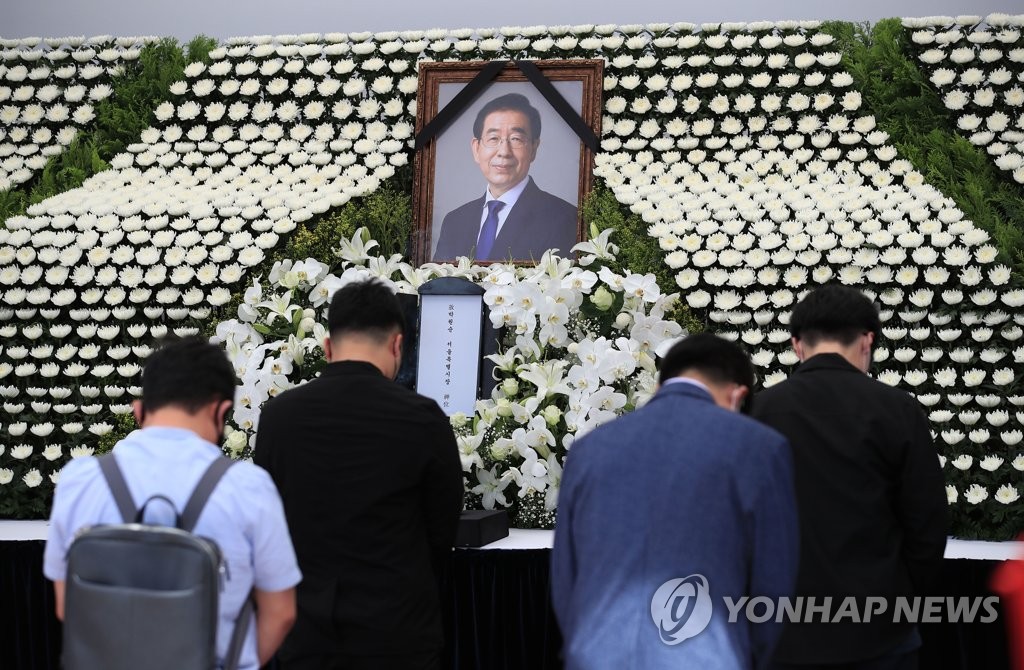 고 박원순 시장 분향소 찾아 조문하는 시민들