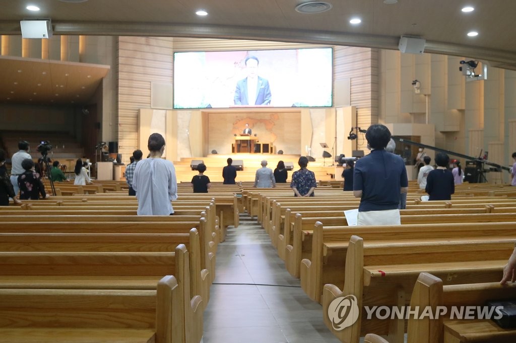 Worshippers keep distance in Gwangju church Worshippers keep distance in Gwangju church