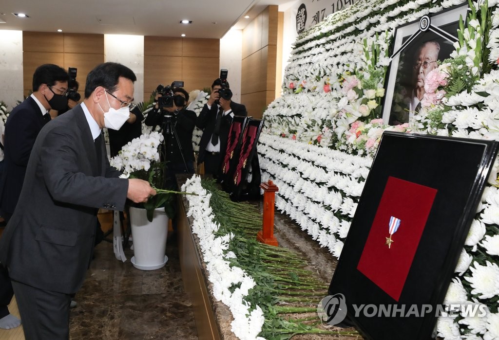 고 백선엽 장군 빈소 조문하는 주호영
