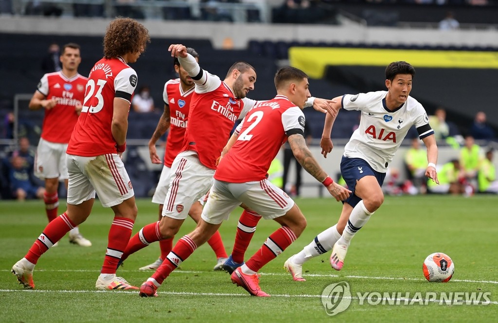 아스널 선수들과 볼 다투는 토트넘 손흥민