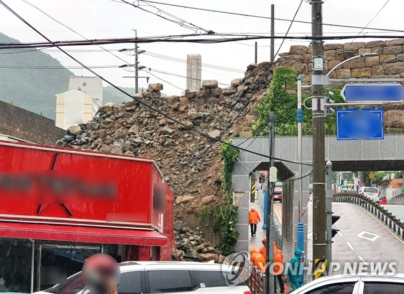 폭우에 무너진 부산 기장읍성 성벽