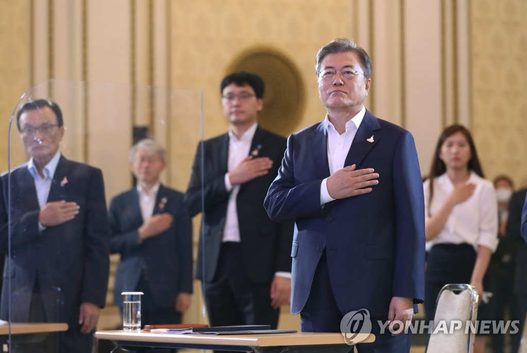 국기에 경례하는 문 대통령