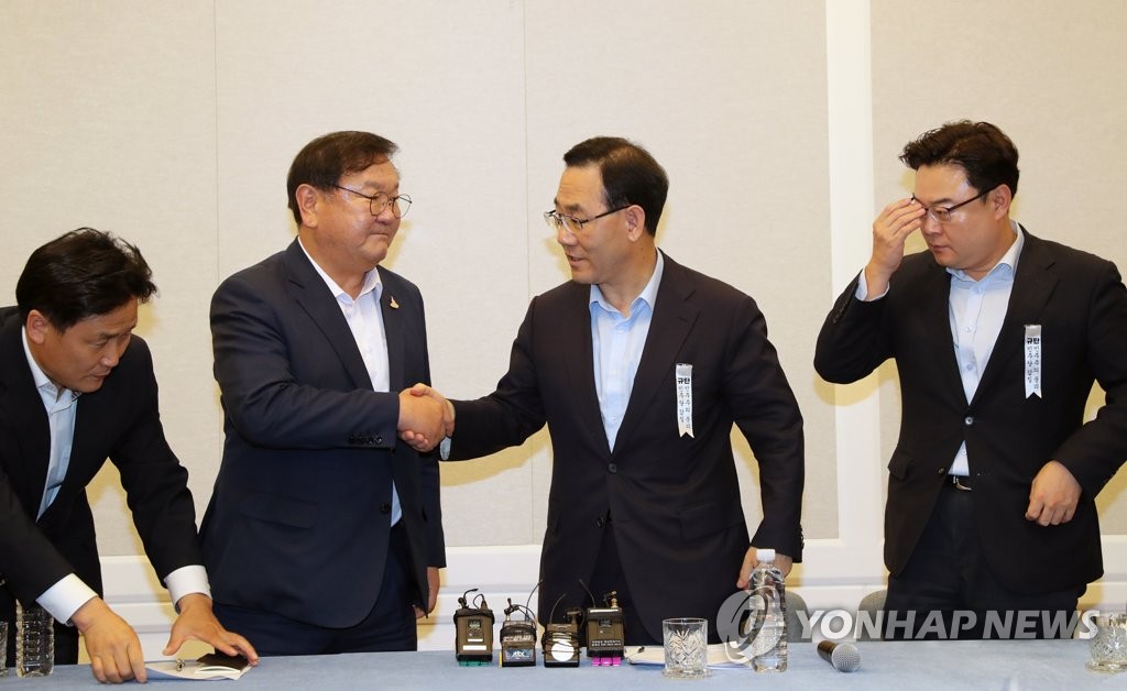 악수하는 여야 원내대표