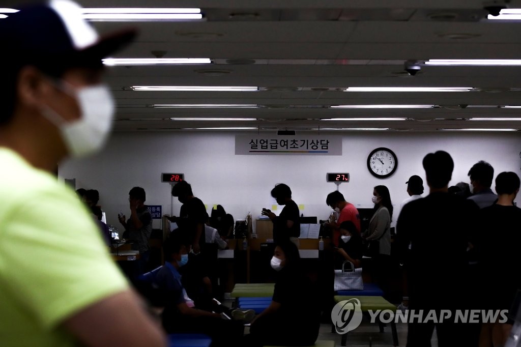 오늘도 길게 늘어선 줄