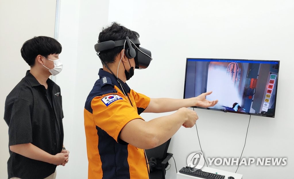 VR 활용해 선박 화재 대응 훈련하는 소방관