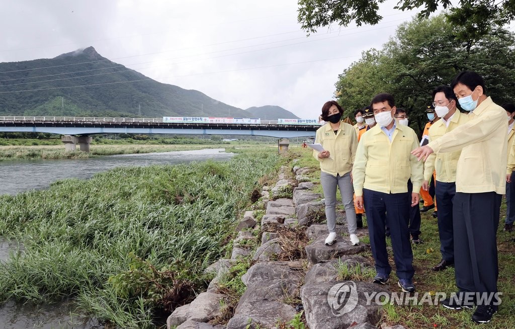 Interior minister inspects water safety Interior minister inspects water safety