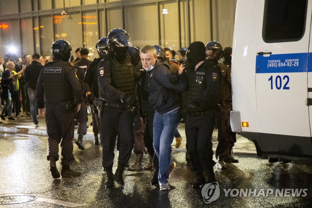 '개헌 무효' 주장 시위대 연행하는 러시아 경찰